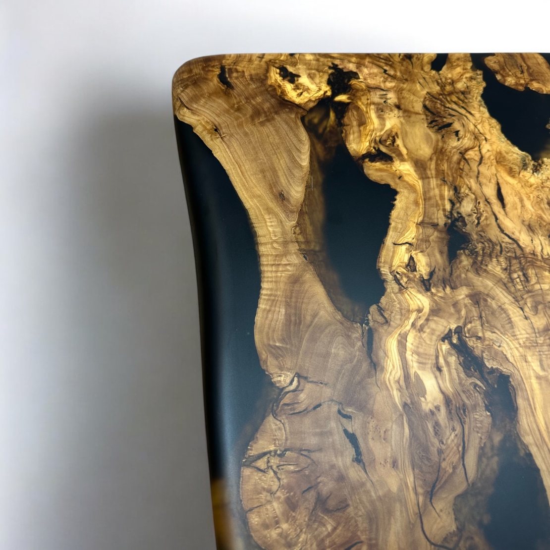 Дизайнерска маса от масивно зехтиново дърво с епоксидна смола и черен пигмент – LogeniWood