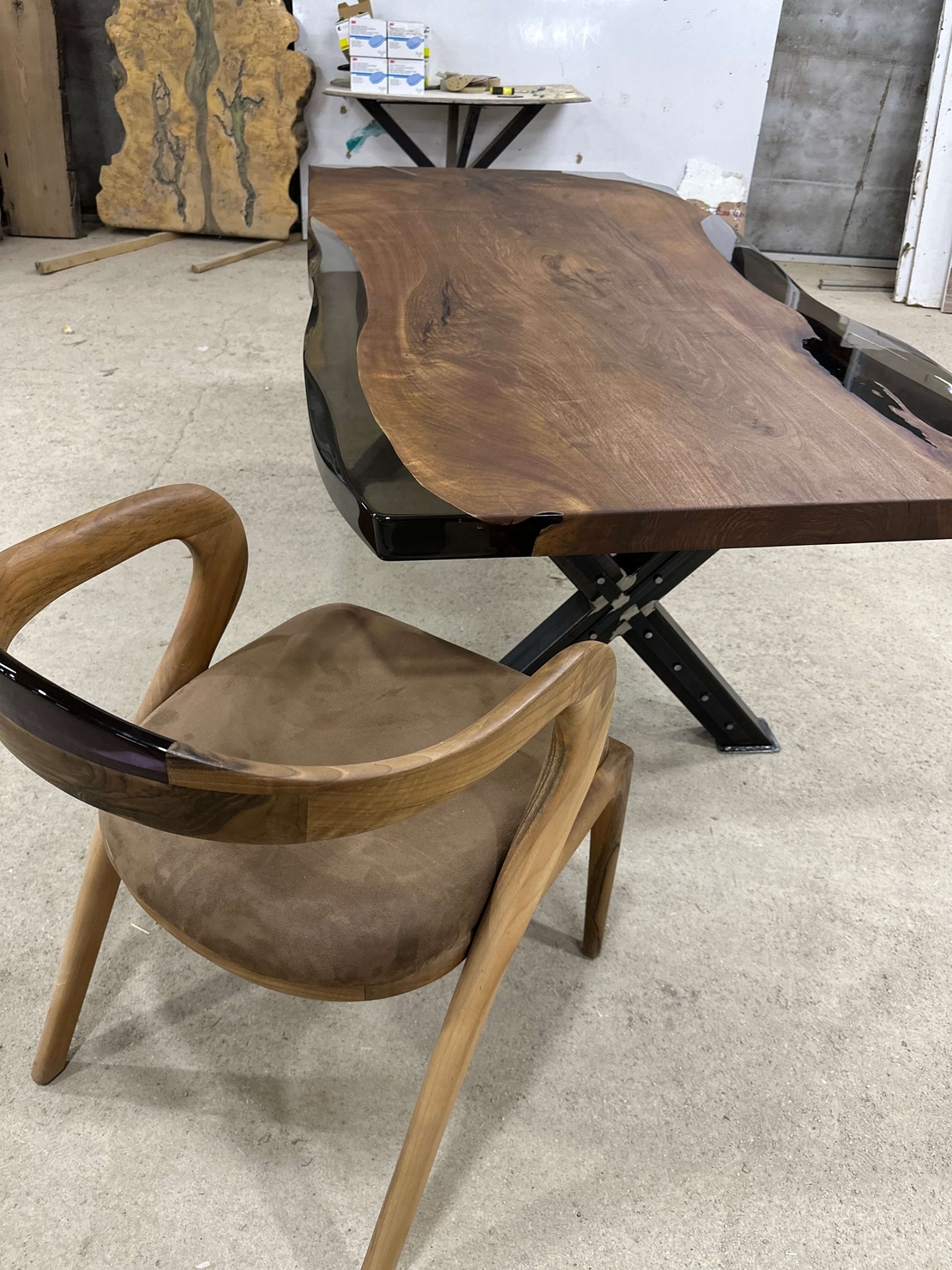 Маса от естествено дърво с пушек епоксид – Natural Edge Design