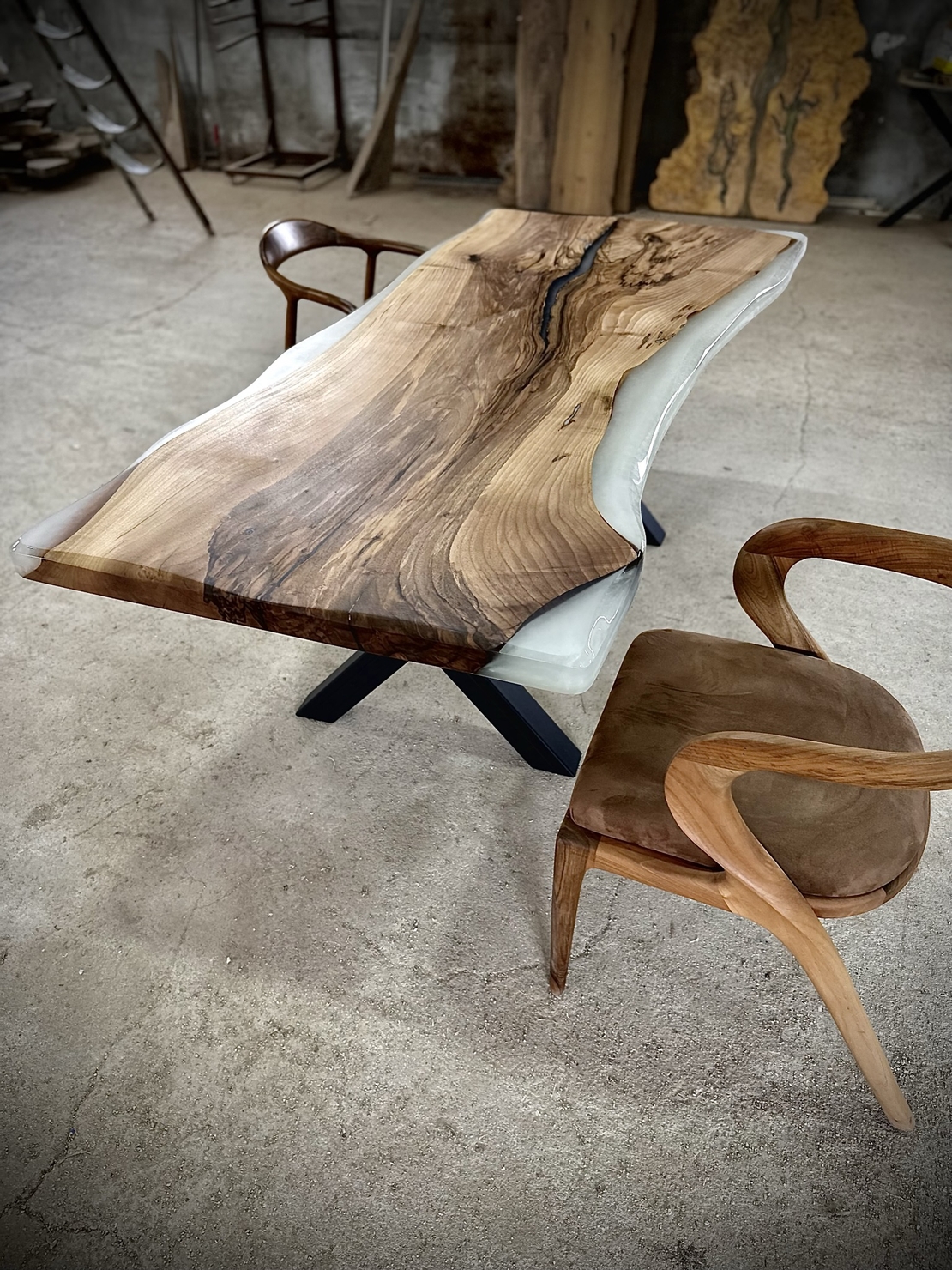 ✔ ръчно изработена епоксидна маса „Бяла Перла“ от орехово дърво