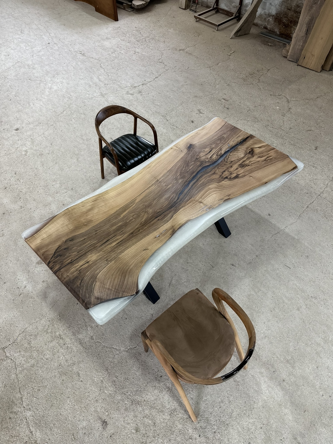 ✔ ръчно изработена епоксидна маса „Бяла Перла“ от орехово дърво