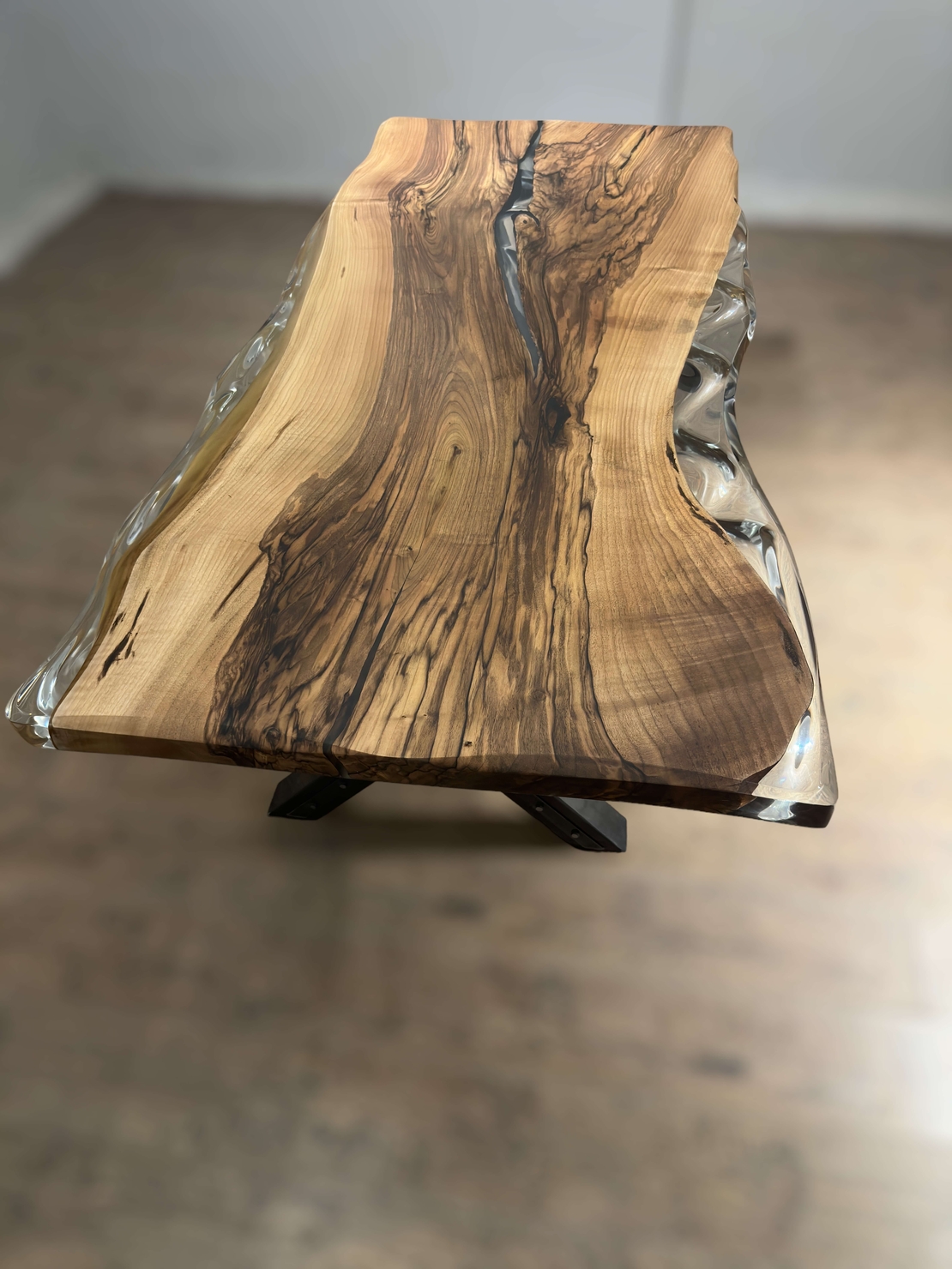 ръчно изработена прозрачна епоксидна маса от орех – 200/100 см