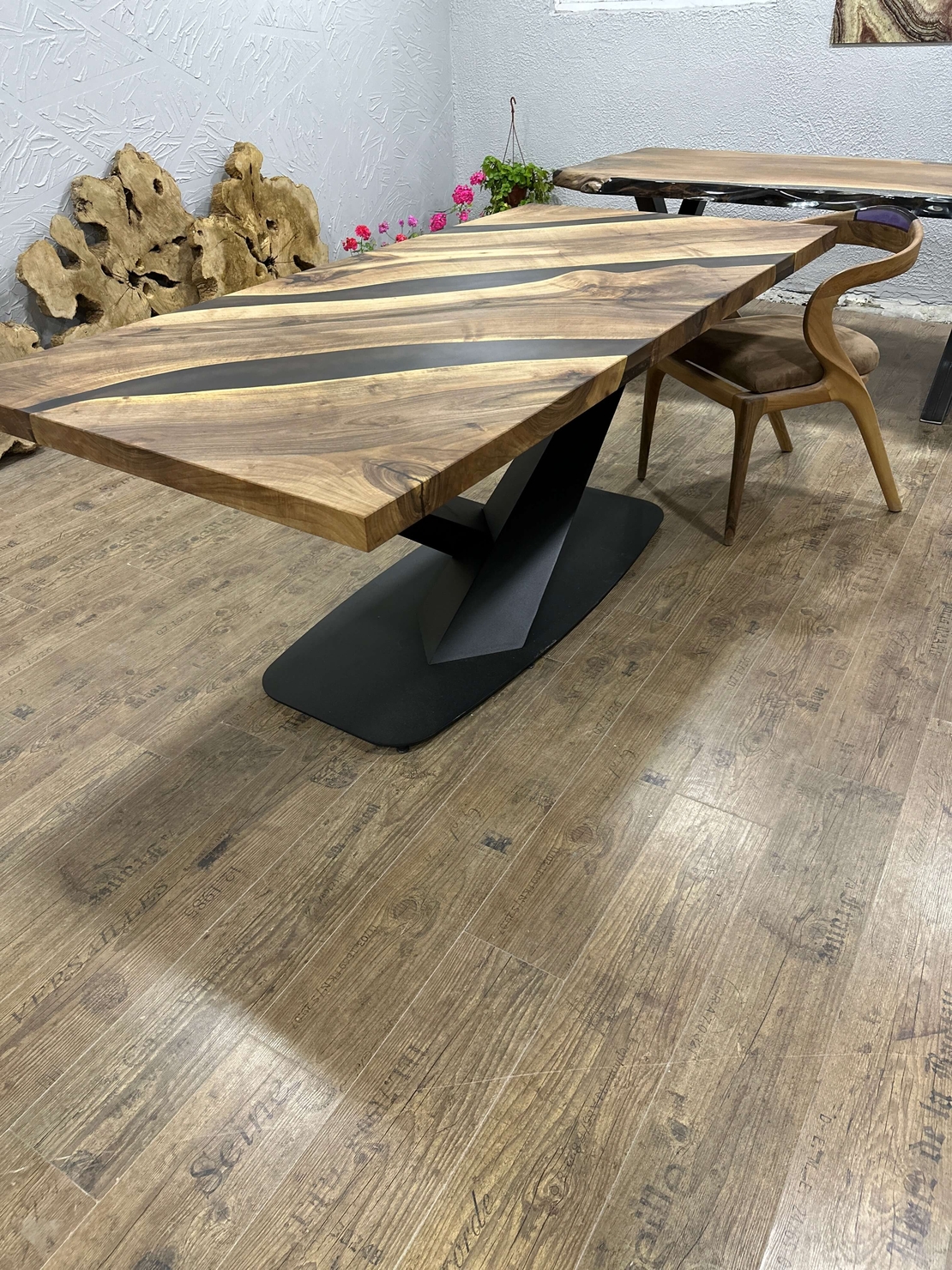 Маса от естествено дърво с черна епоксидна смола – Модерен дизайн, X-основа