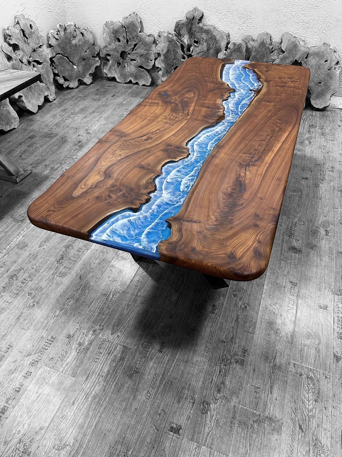 Ръчно изработена маса от масивно дърво с епоксиден морски ефект– LogeniWood (Custom Made)