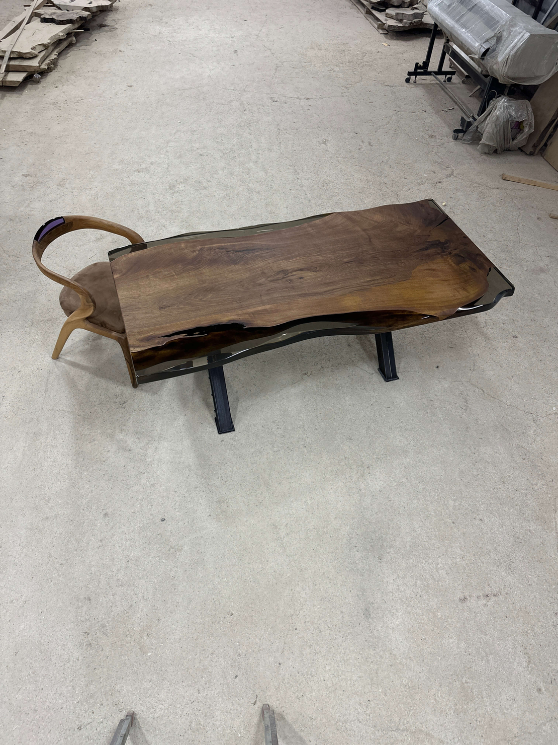 Маса от естествено дърво с пушек епоксид – Natural Edge Design