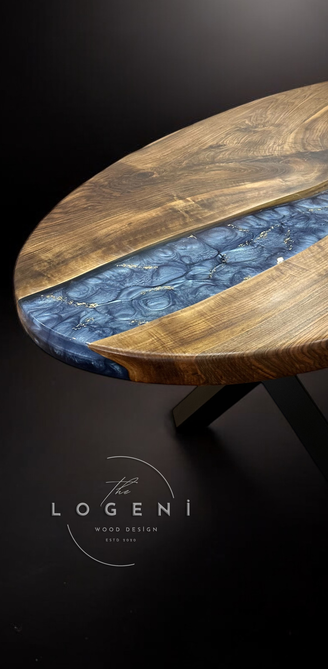 Елипсовидна дървена маса с епоксидна смола и син пигмент – ръчна изработка LogeniWood