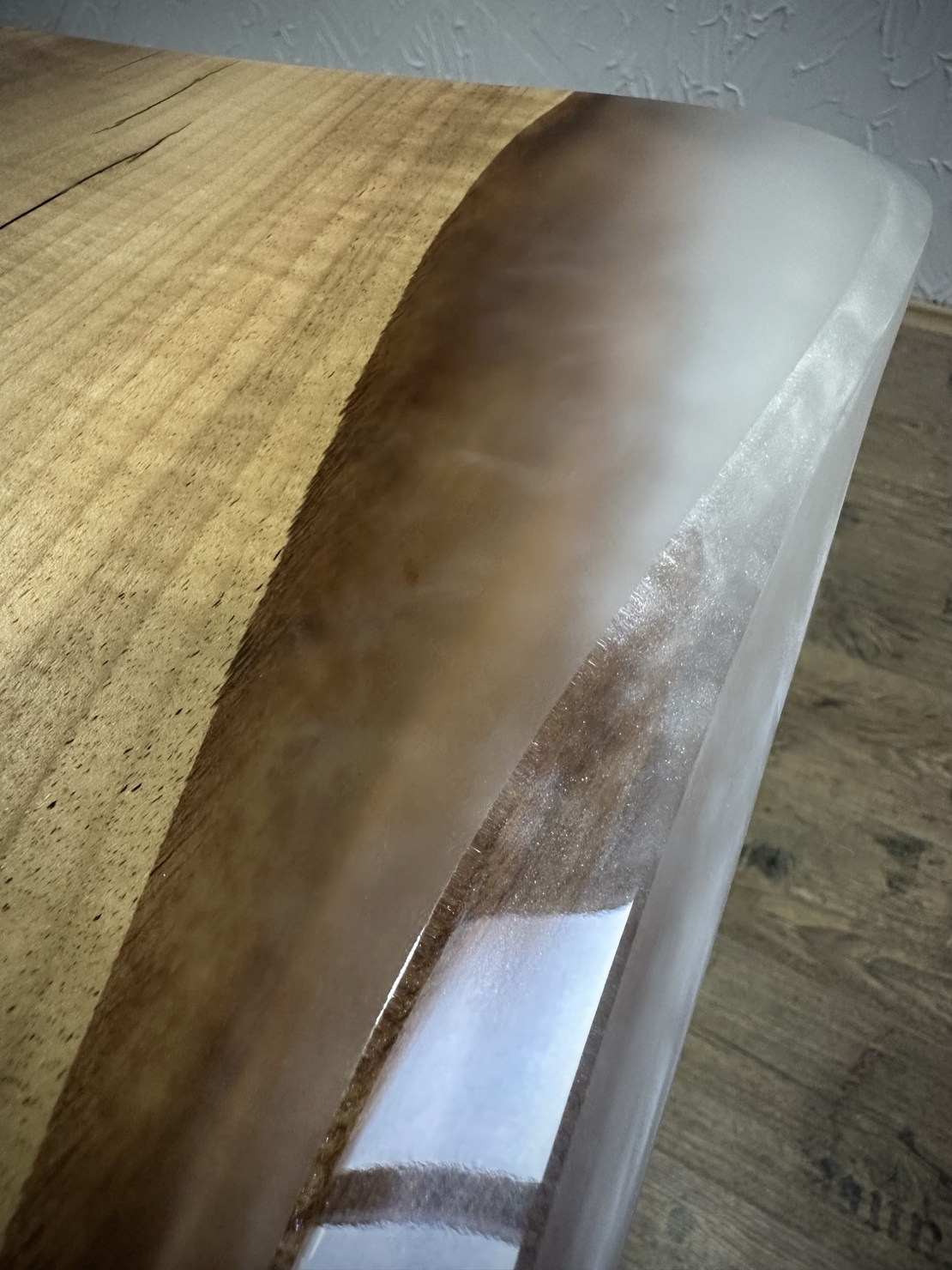 ✔ ръчно изработена епоксидна маса „Бяла Перла“ от орехово дърво