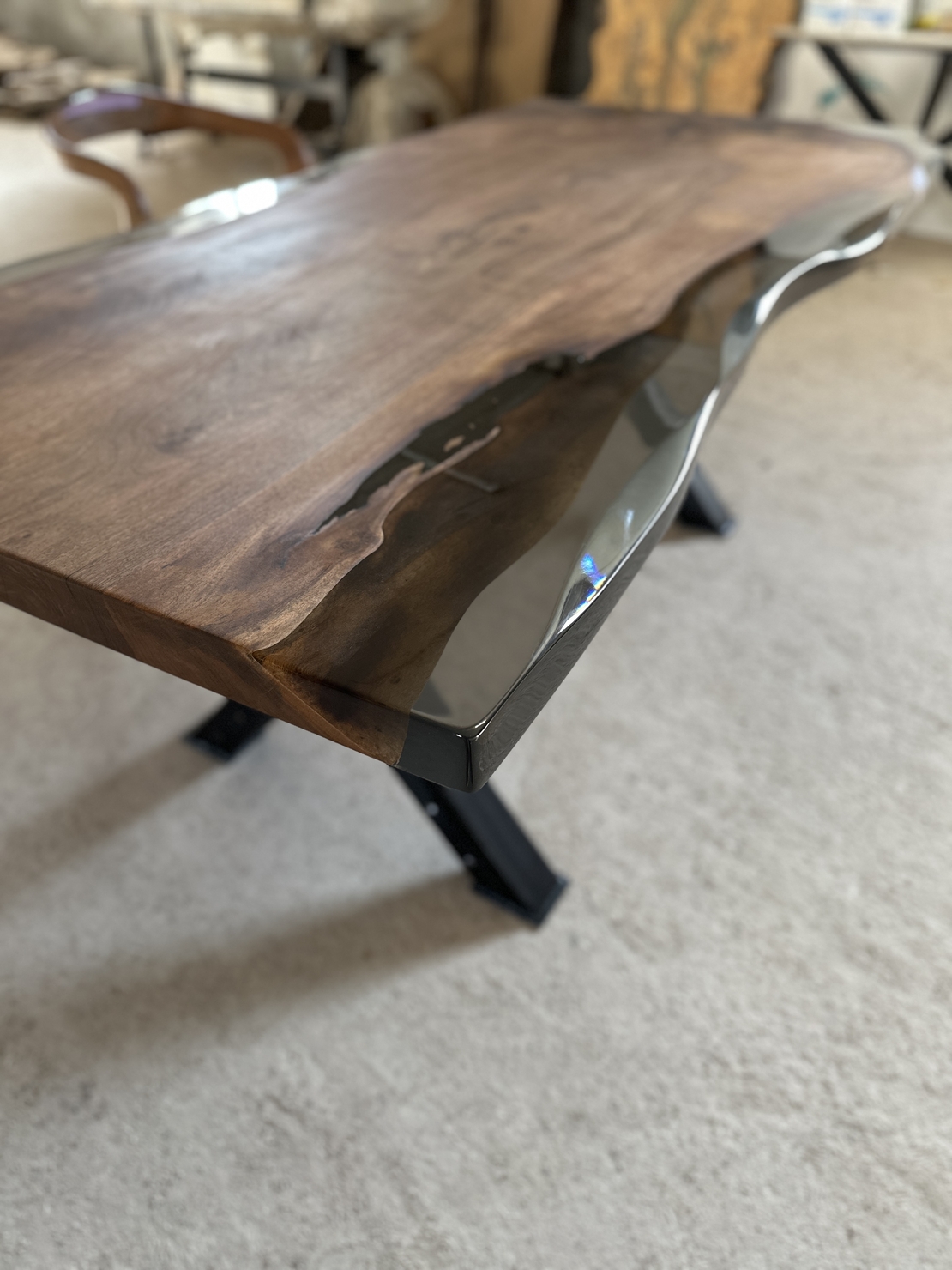 Маса от естествено дърво с пушек епоксид – Natural Edge Design