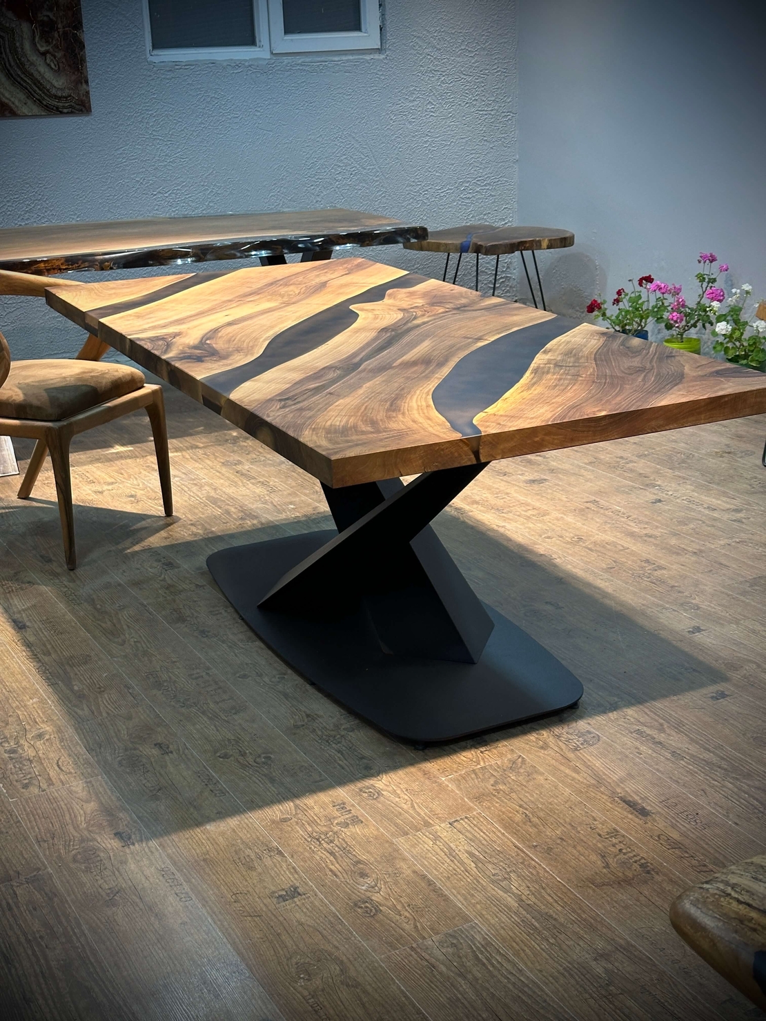 Маса от естествено дърво с черна епоксидна смола – Модерен дизайн, X-основа