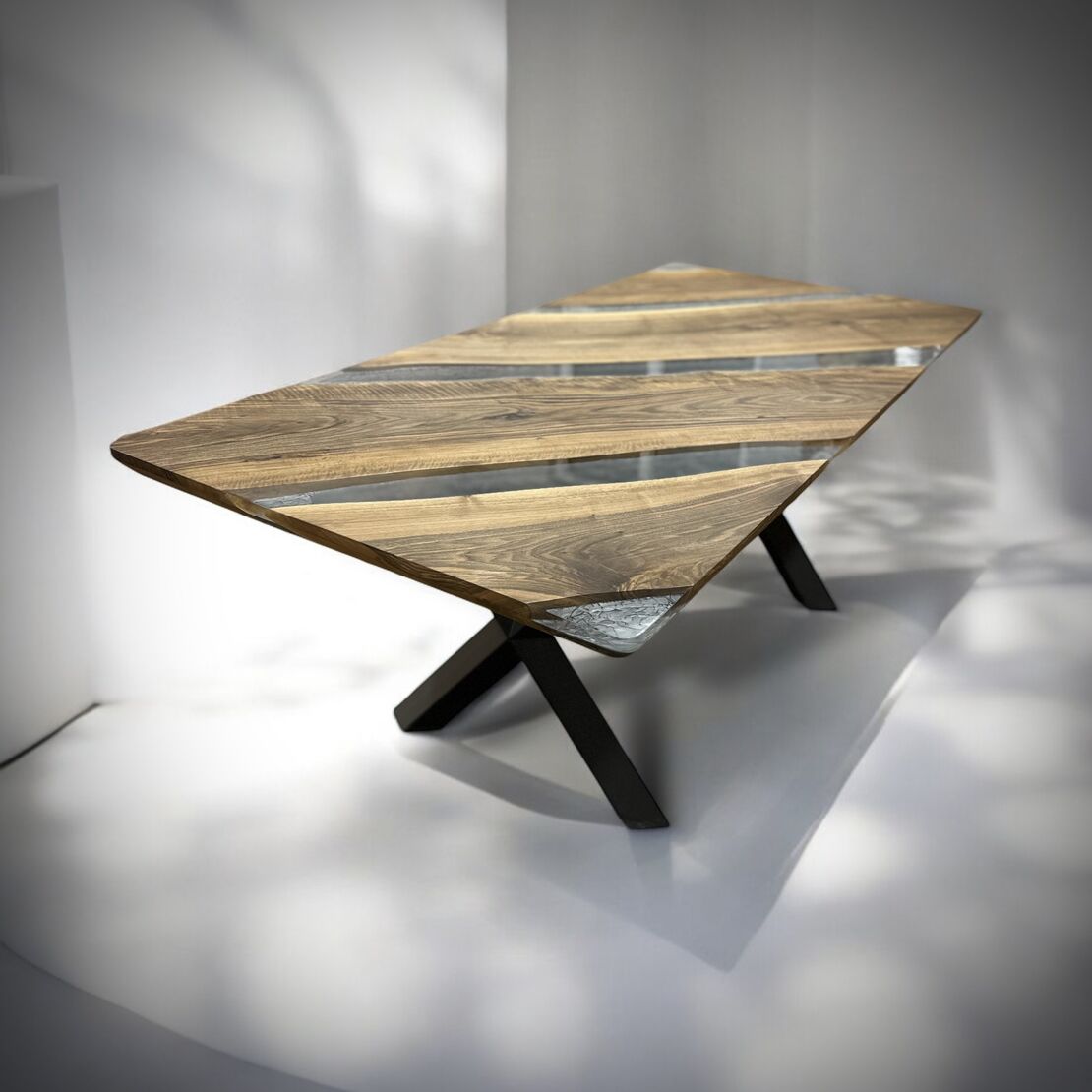 Ръчно изработена маса от масивно дърво с фюме-сребрист морски ефект и прозрачен епоксиден слой