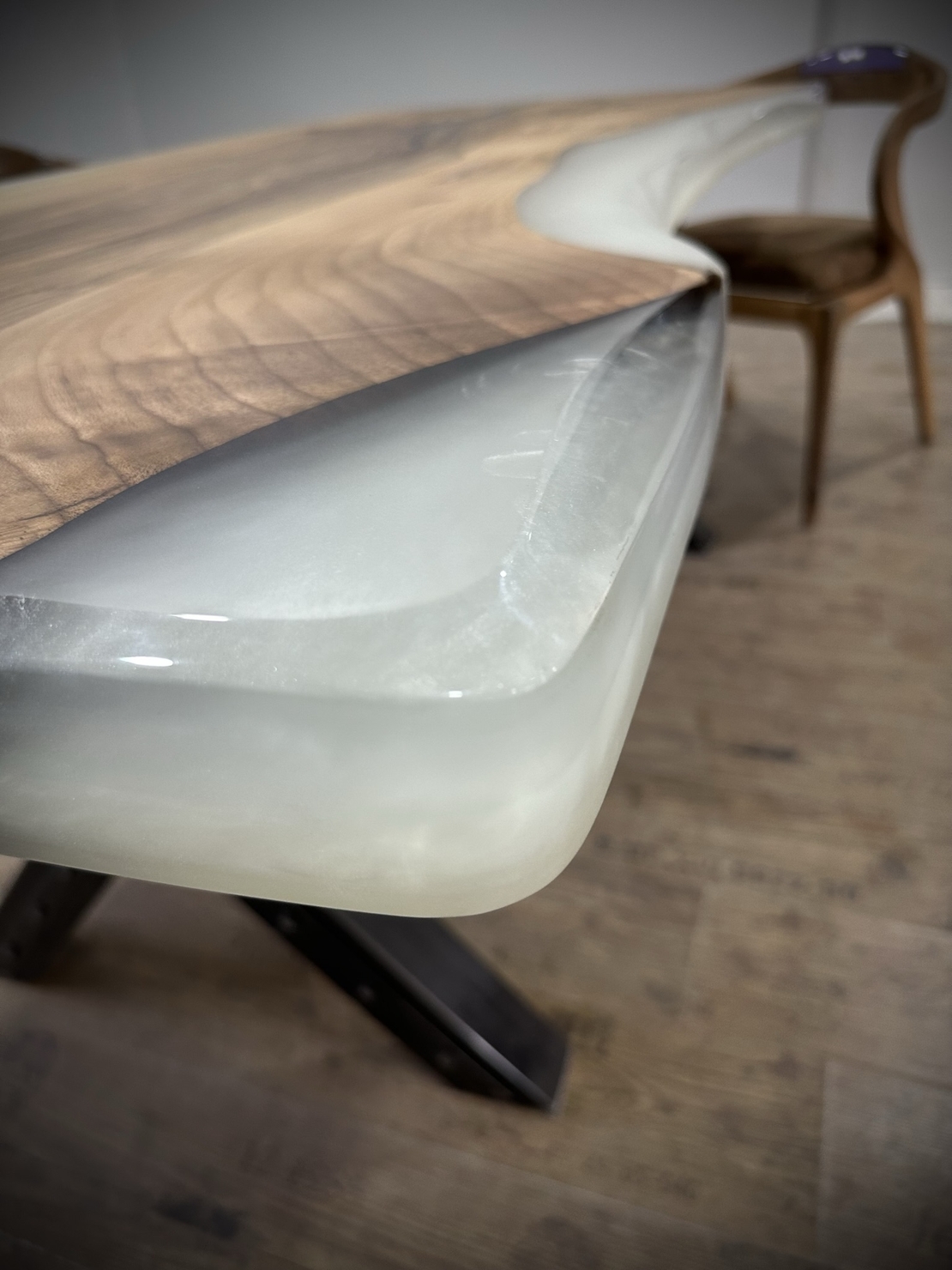 ✔ ръчно изработена епоксидна маса „Бяла Перла“ от орехово дърво