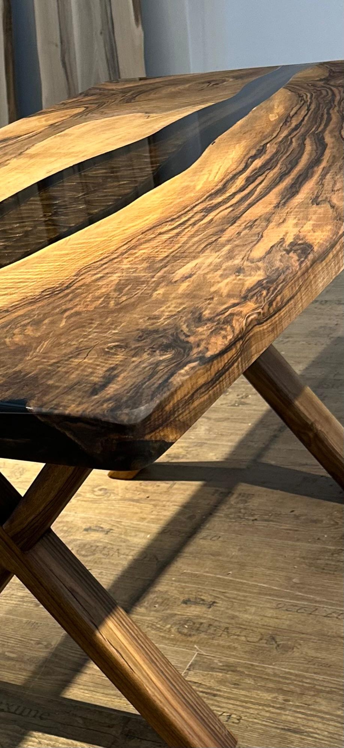 Кафяво пигментиран плот с прозрачен епоксид