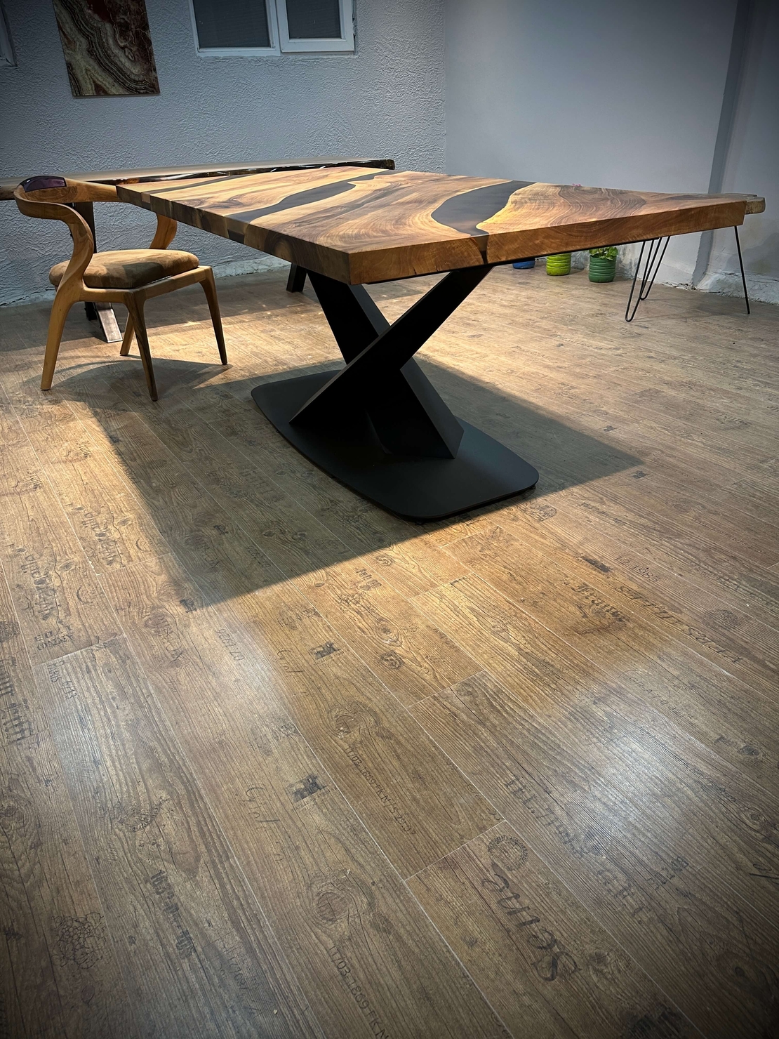 Маса от естествено дърво с черна епоксидна смола – Модерен дизайн, X-основа