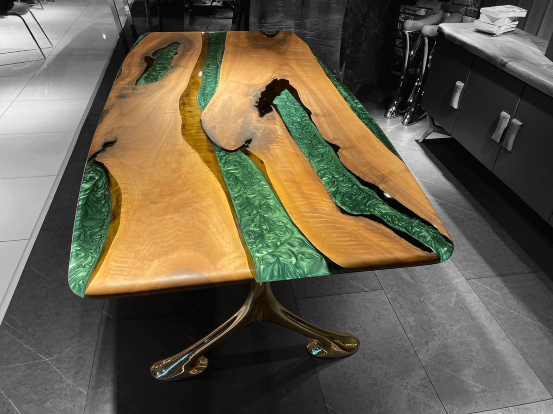 Ръчно изработена маса от масивно дърво и епоксидна смола – Зелен речен ефект