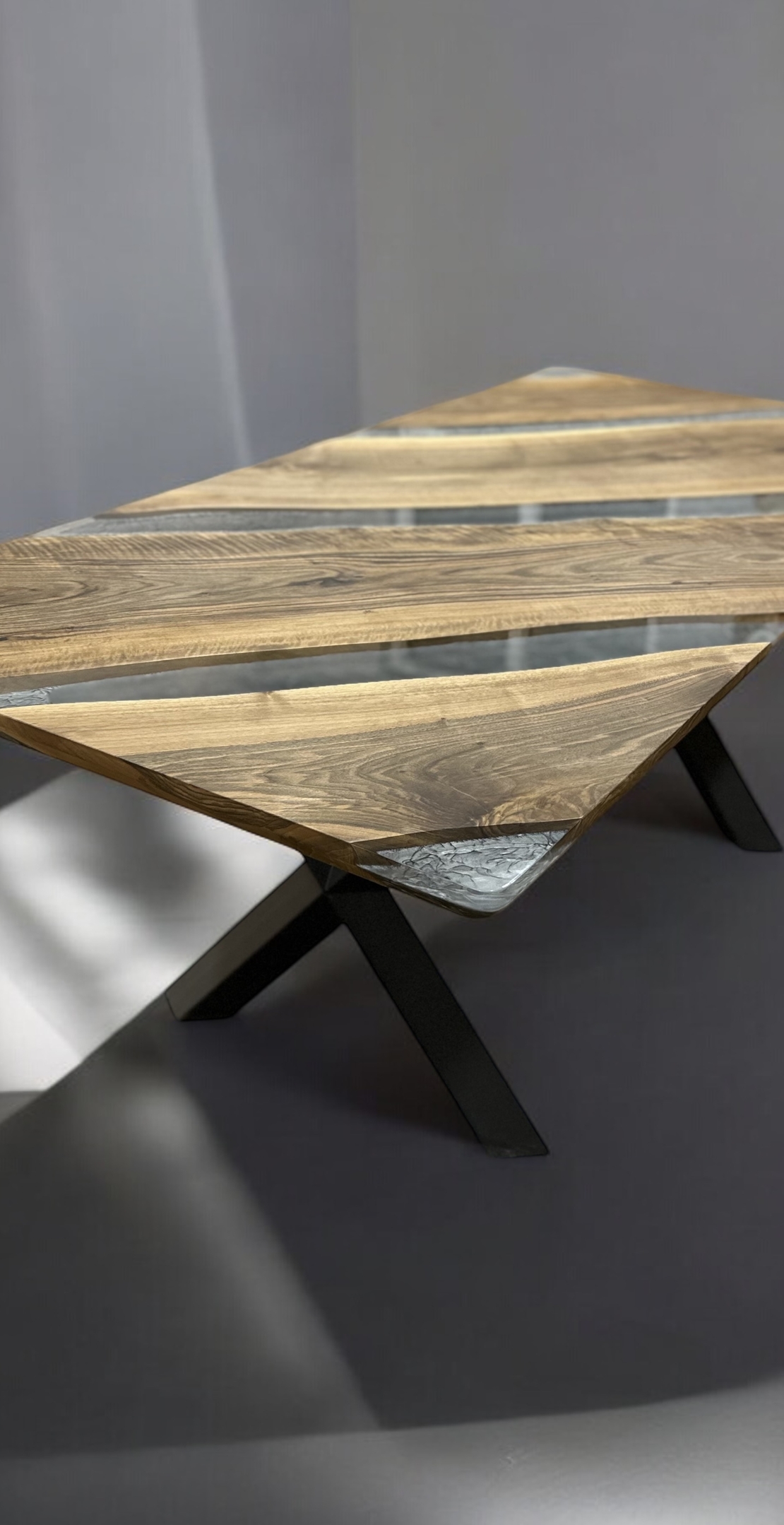 Ръчно изработена маса от масивно дърво с фюме-сребрист морски ефект и прозрачен епоксиден слой