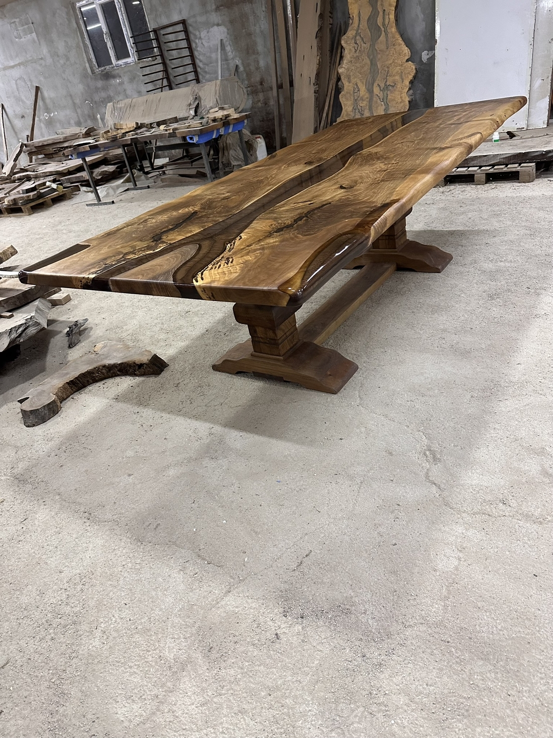 Ръчно изработена маса от масивно дърво Live Edge с естествени цепнатини