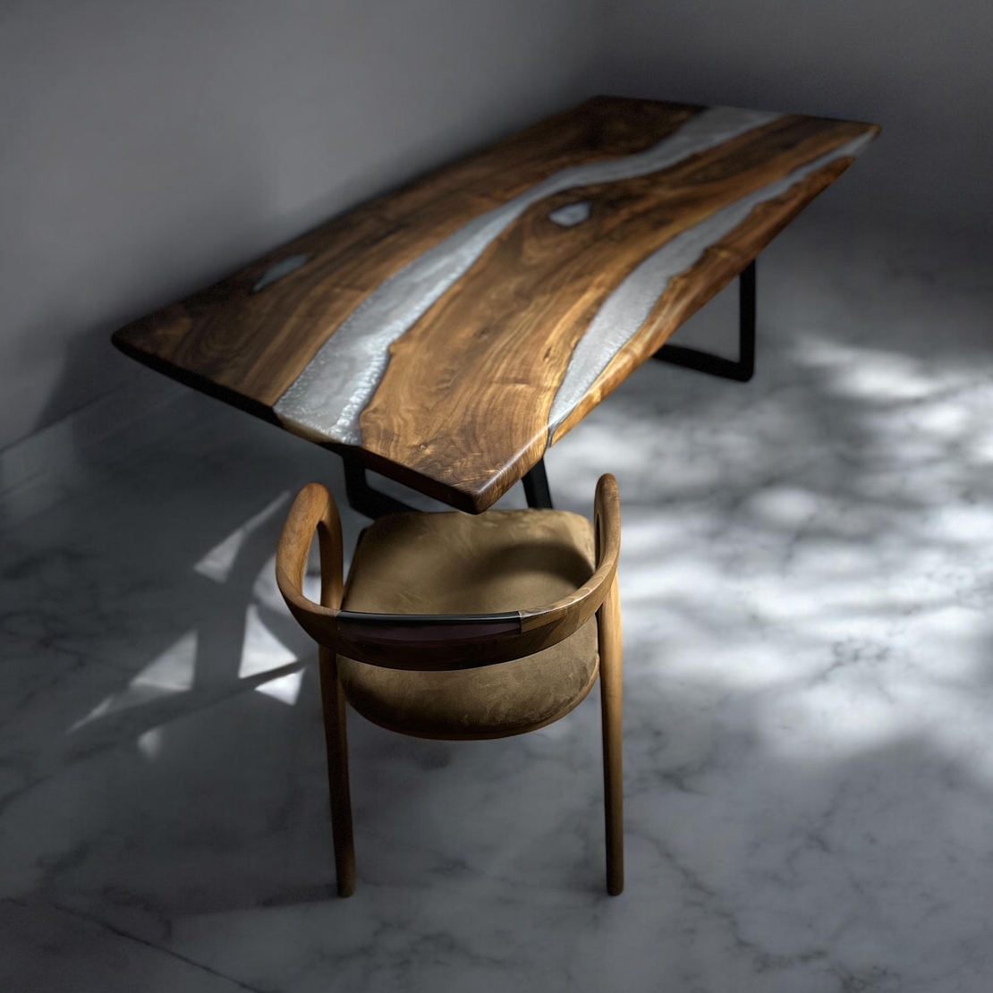 Ръчно изработена дизайнерска маса от масивно дърво и епоксидна смола