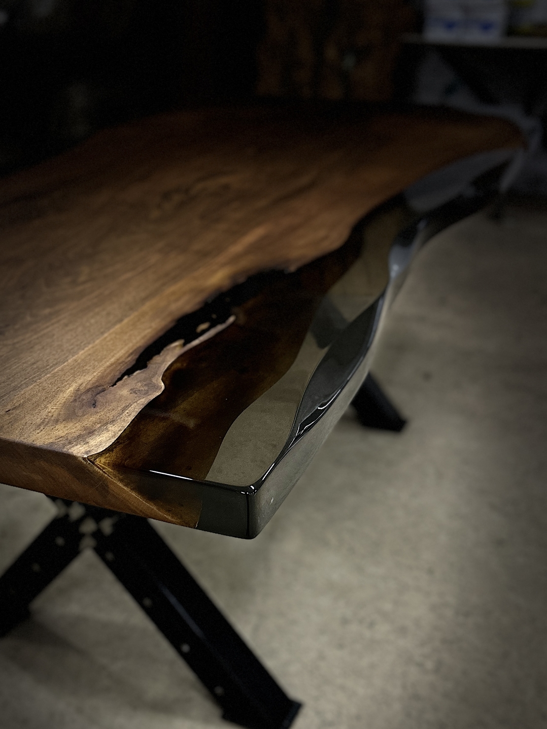 Маса от естествено дърво с пушек епоксид – Natural Edge Design