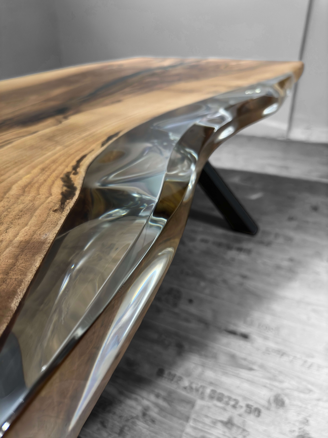 ръчно изработена прозрачна епоксидна маса от орех – 200/100 см