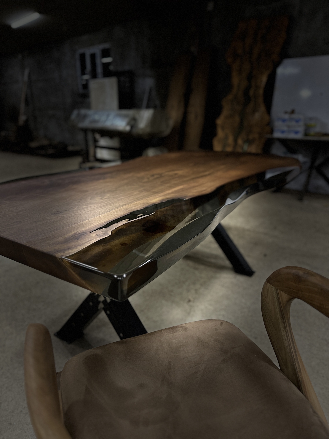 Маса от естествено дърво с пушек епоксид – Natural Edge Design