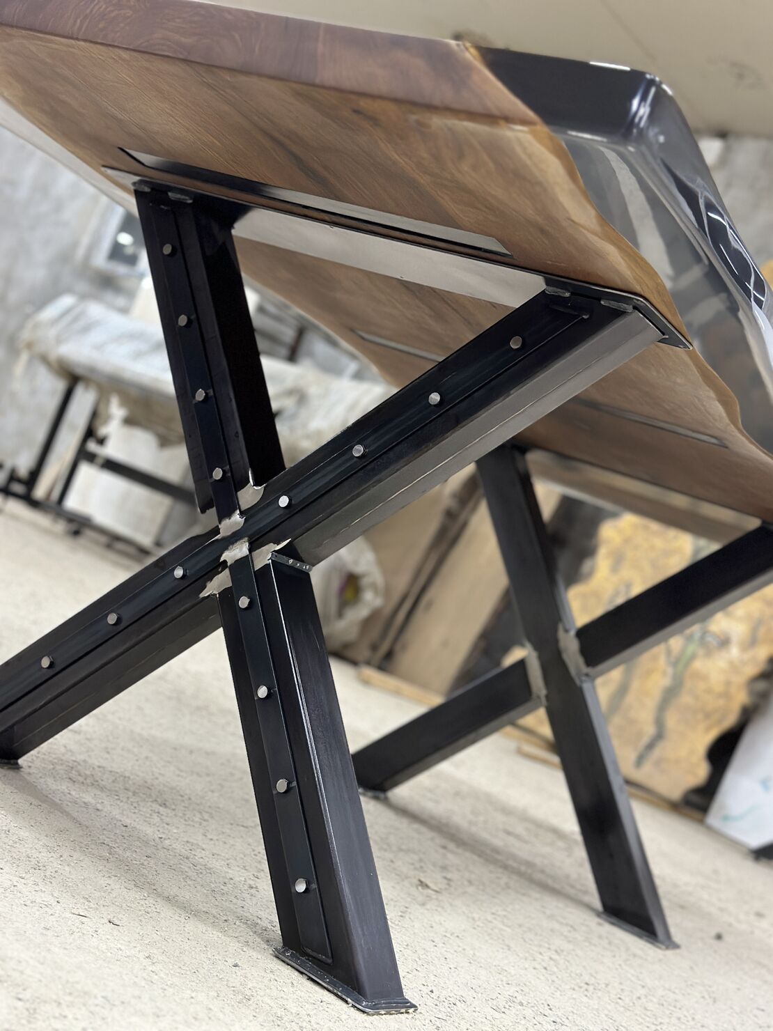 Маса от естествено дърво с пушек епоксид – Natural Edge Design