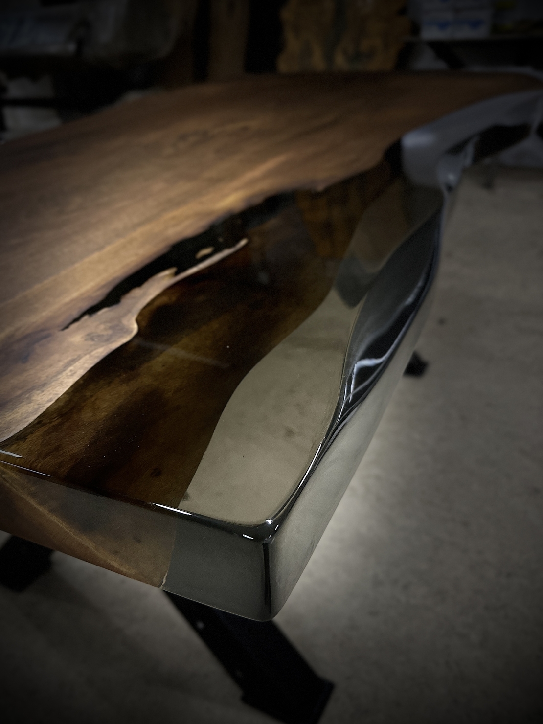 Маса от естествено дърво с пушек епоксид – Natural Edge Design