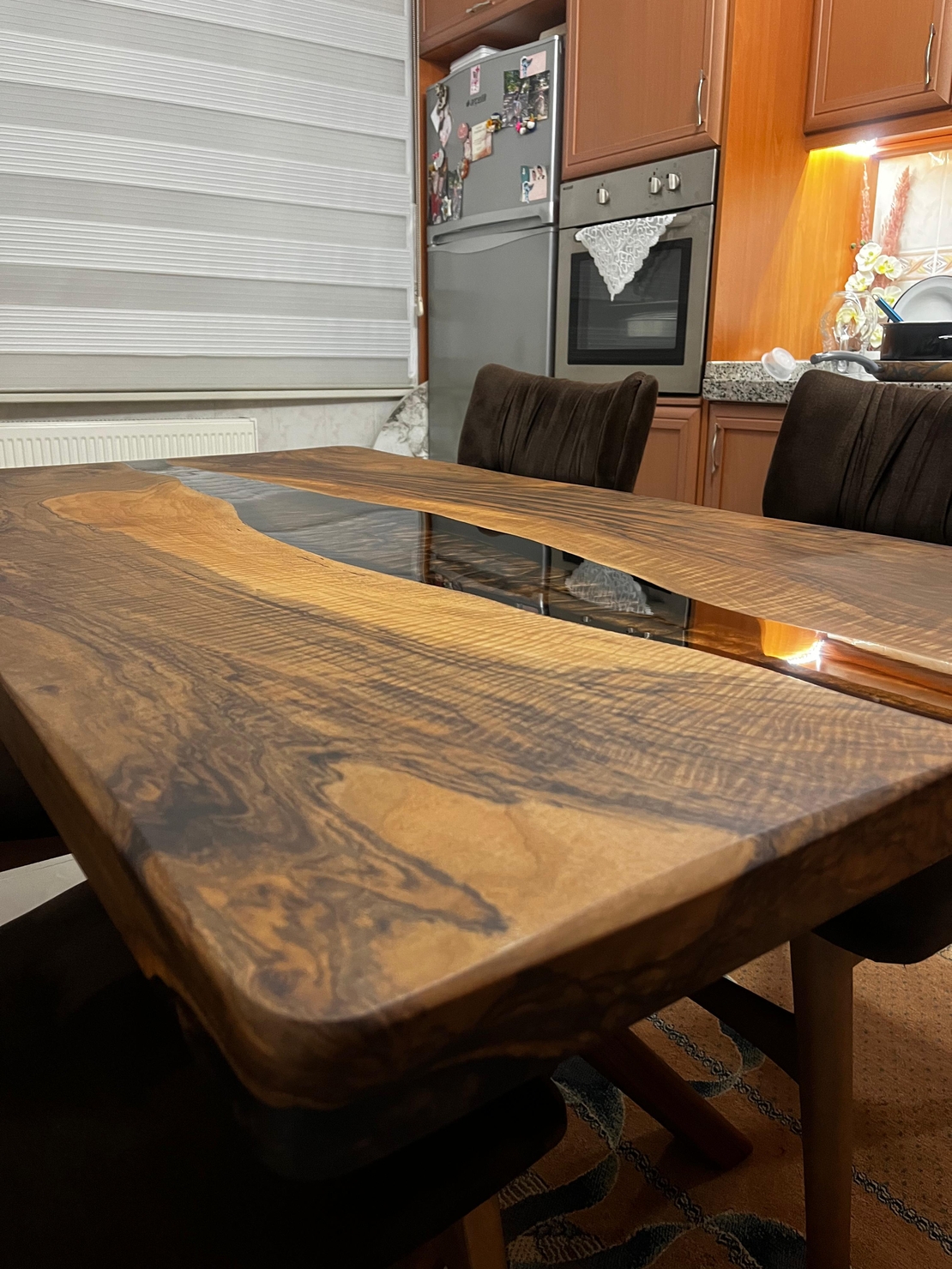 Кафяво пигментиран плот с прозрачен епоксид