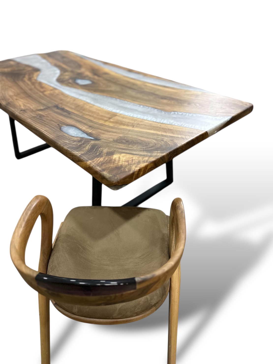 Ръчно изработена дизайнерска маса от масивно дърво и епоксидна смола