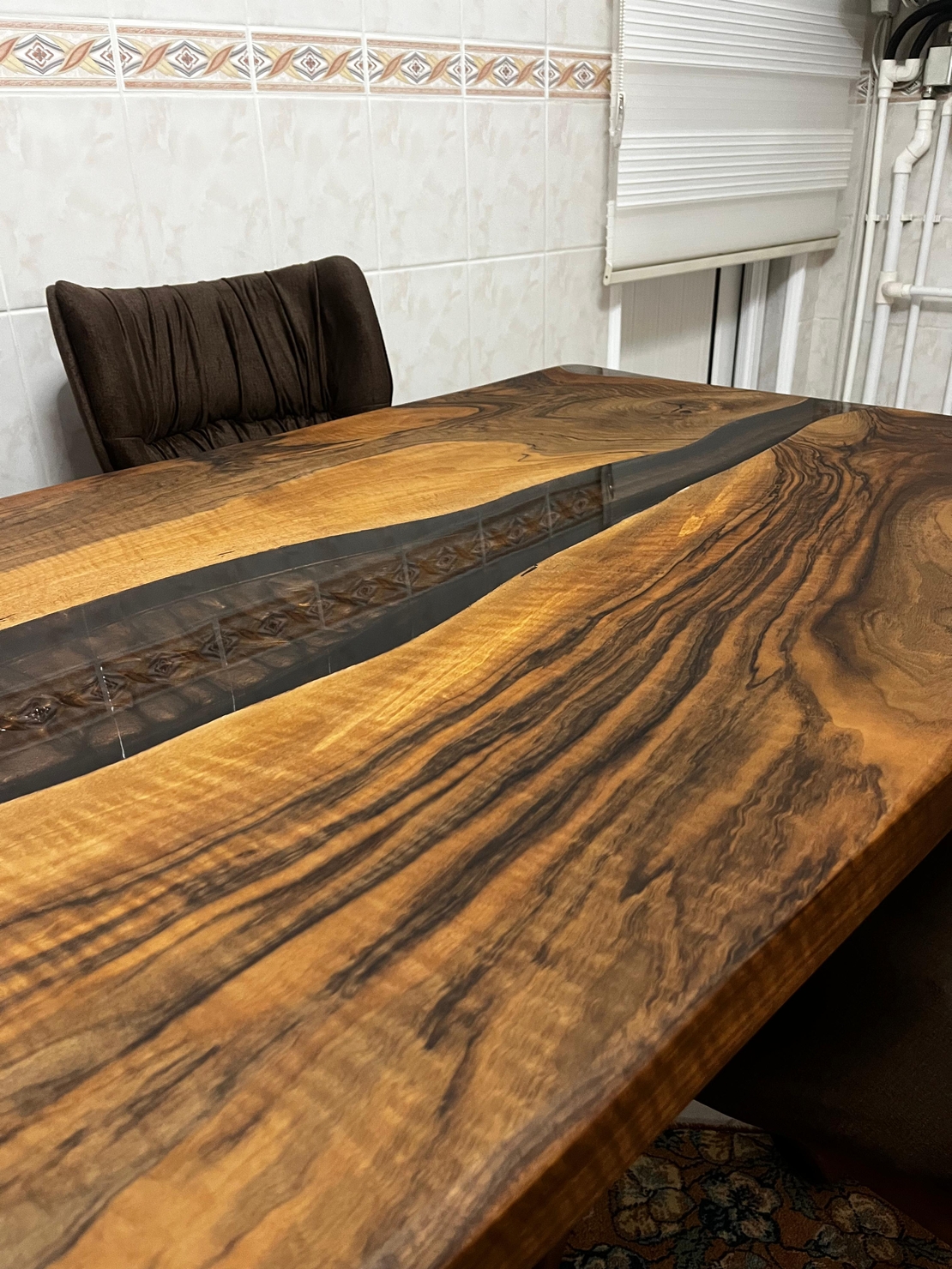 Кафяво пигментиран плот с прозрачен епоксид