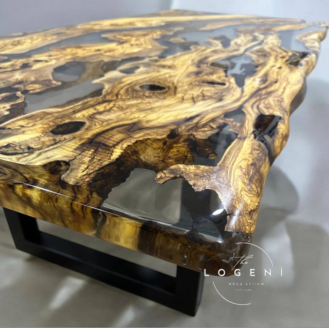 Луксозна дизайнерска маса от маслиново дърво и епоксидна смола