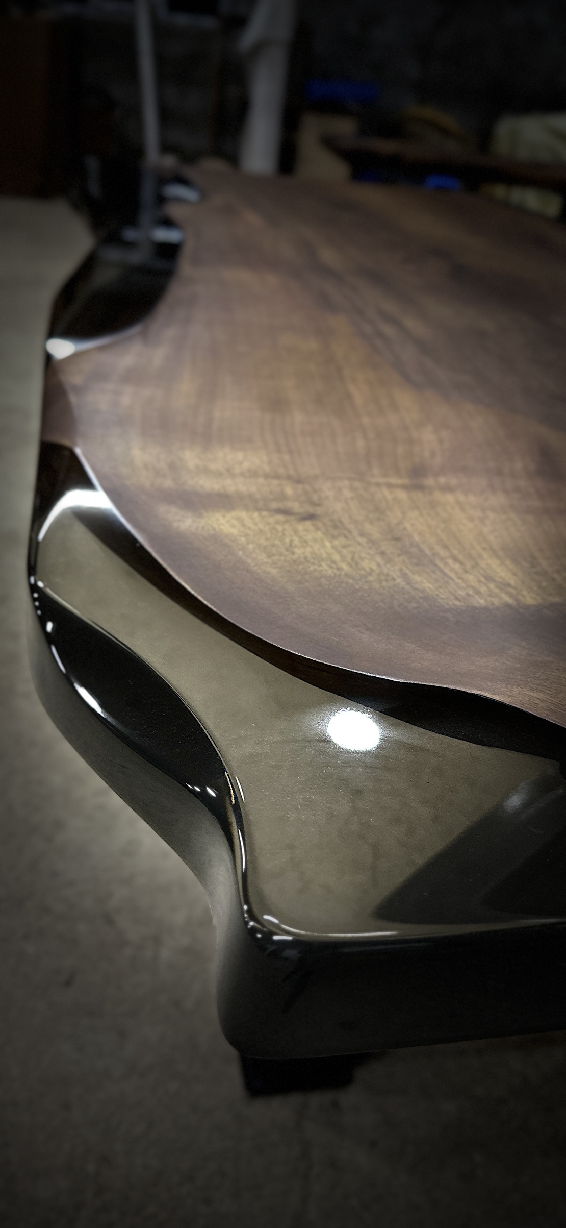 Маса от естествено дърво с пушек епоксид – Natural Edge Design