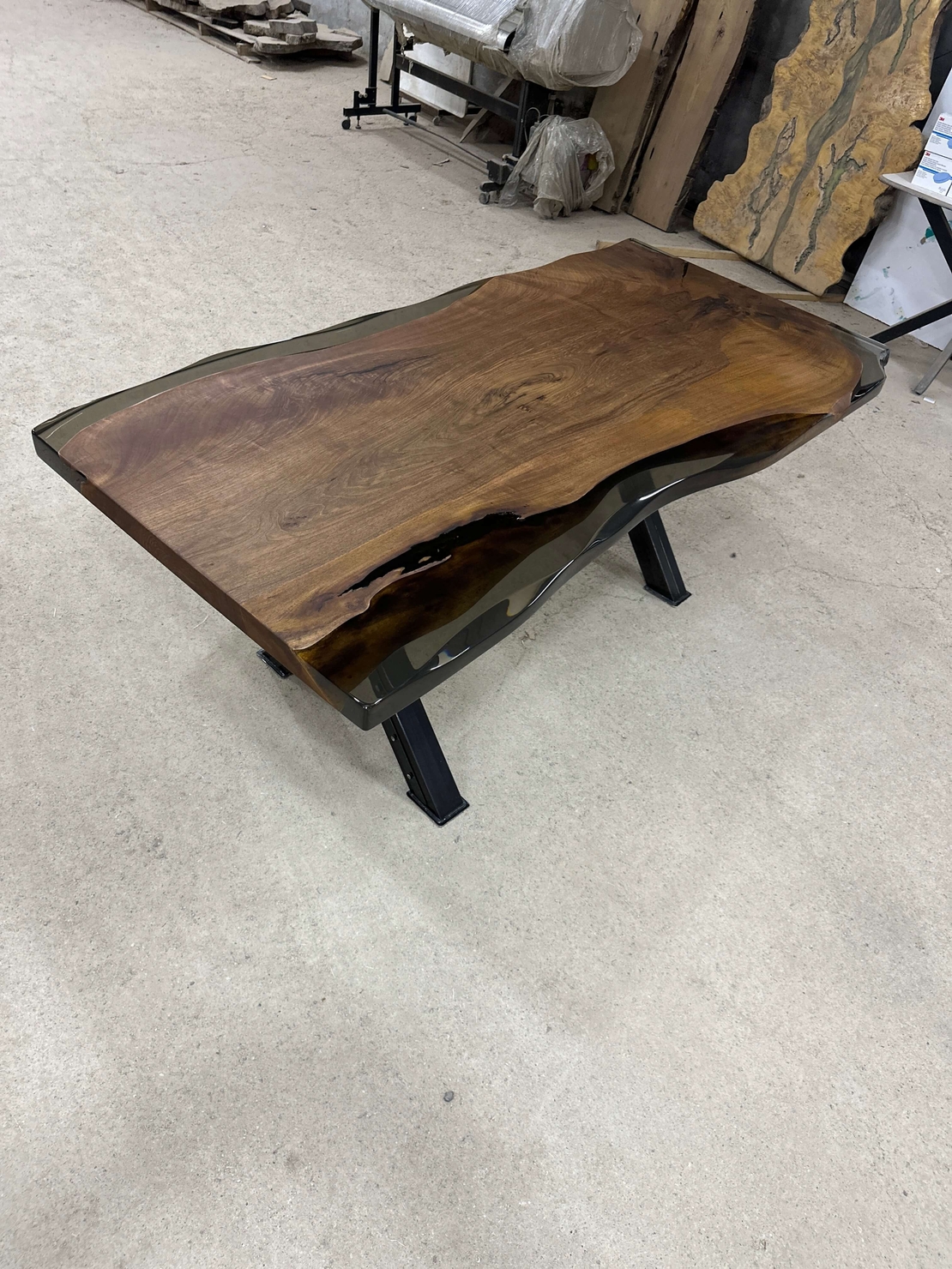 Маса от естествено дърво с пушек епоксид – Natural Edge Design