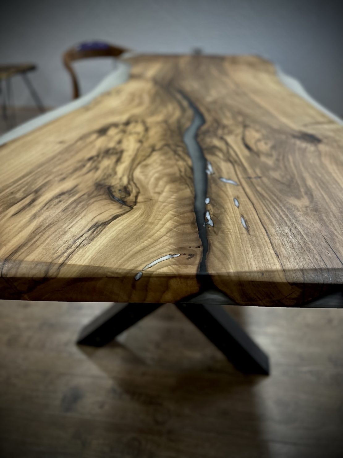 ✔ ръчно изработена епоксидна маса „Бяла Перла“ от орехово дърво