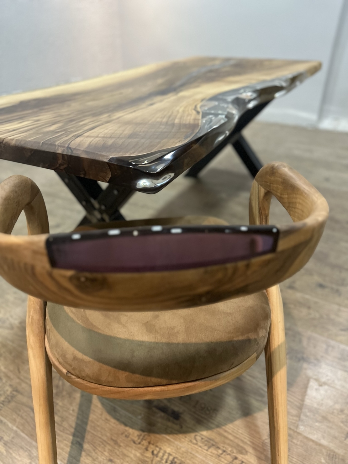 ръчно изработена прозрачна епоксидна маса от орех – 200/100 см