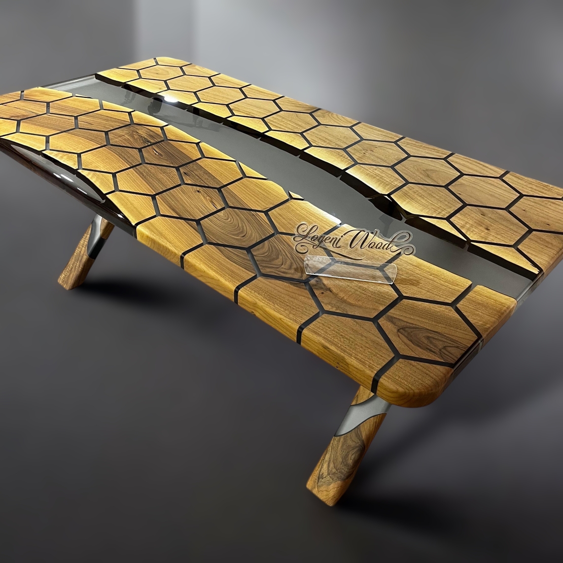 Ръчно изработена маса от масивно дърво с геометричен хексагонален дизайн и епоксидна река