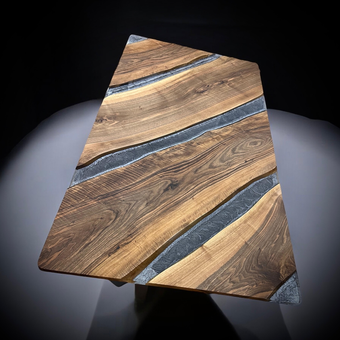 Ръчно изработена маса от масивно дърво с фюме-сребрист морски ефект и прозрачен епоксиден слой