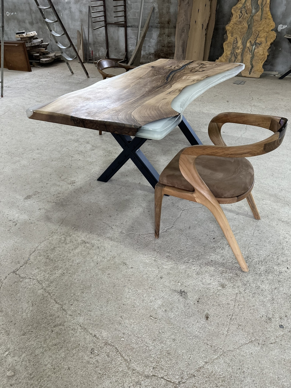 ✔ ръчно изработена епоксидна маса „Бяла Перла“ от орехово дърво