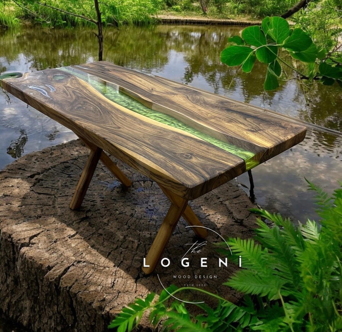 Дизайнерска маса от масивно дърво с епоксидна смола – Green River | LogeniWood