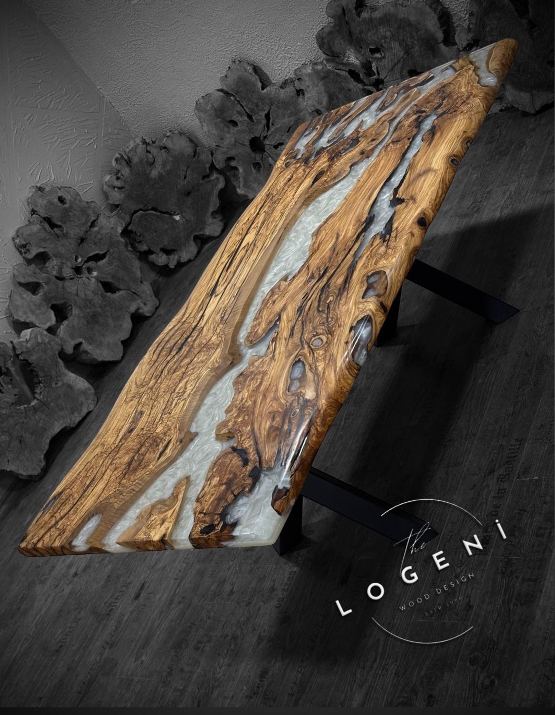 Ръчно изработена епоксидна маса от маслиново дърво