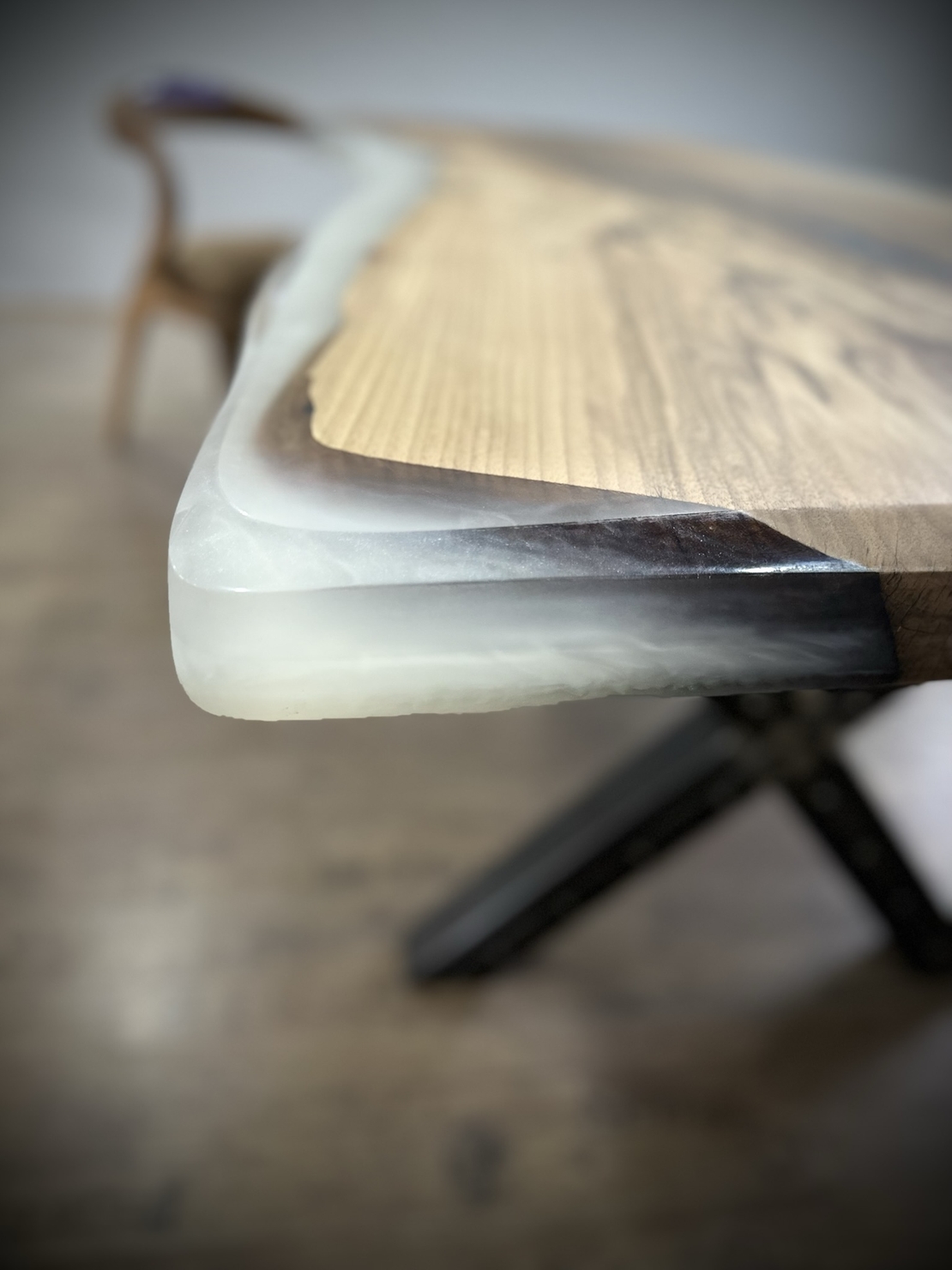 ✔ ръчно изработена епоксидна маса „Бяла Перла“ от орехово дърво