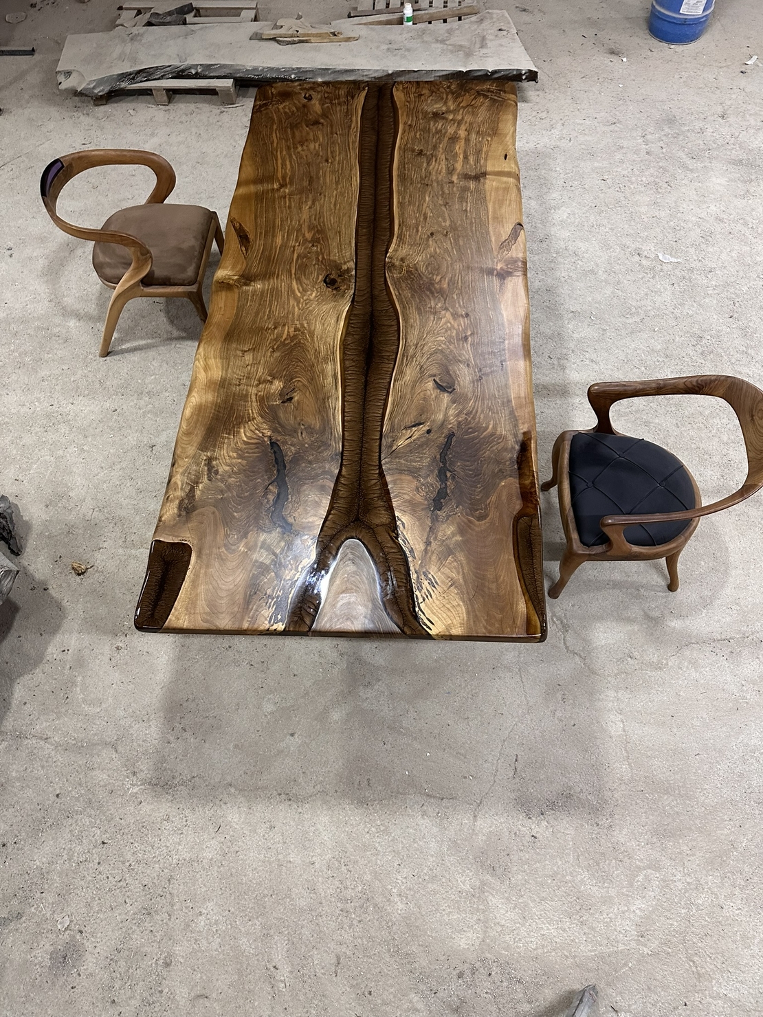 Ръчно изработена маса от масивно дърво Live Edge с естествени цепнатини