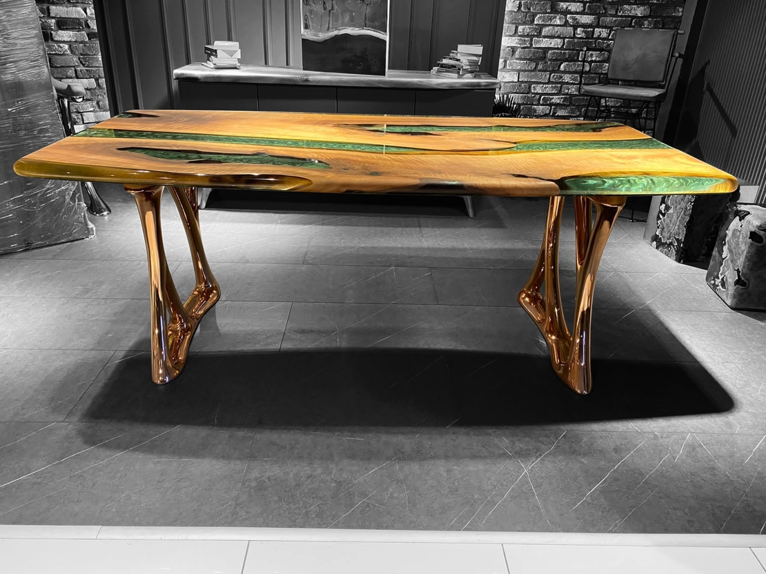 Ръчно изработена маса от масивно дърво и епоксидна смола – Зелен речен ефект