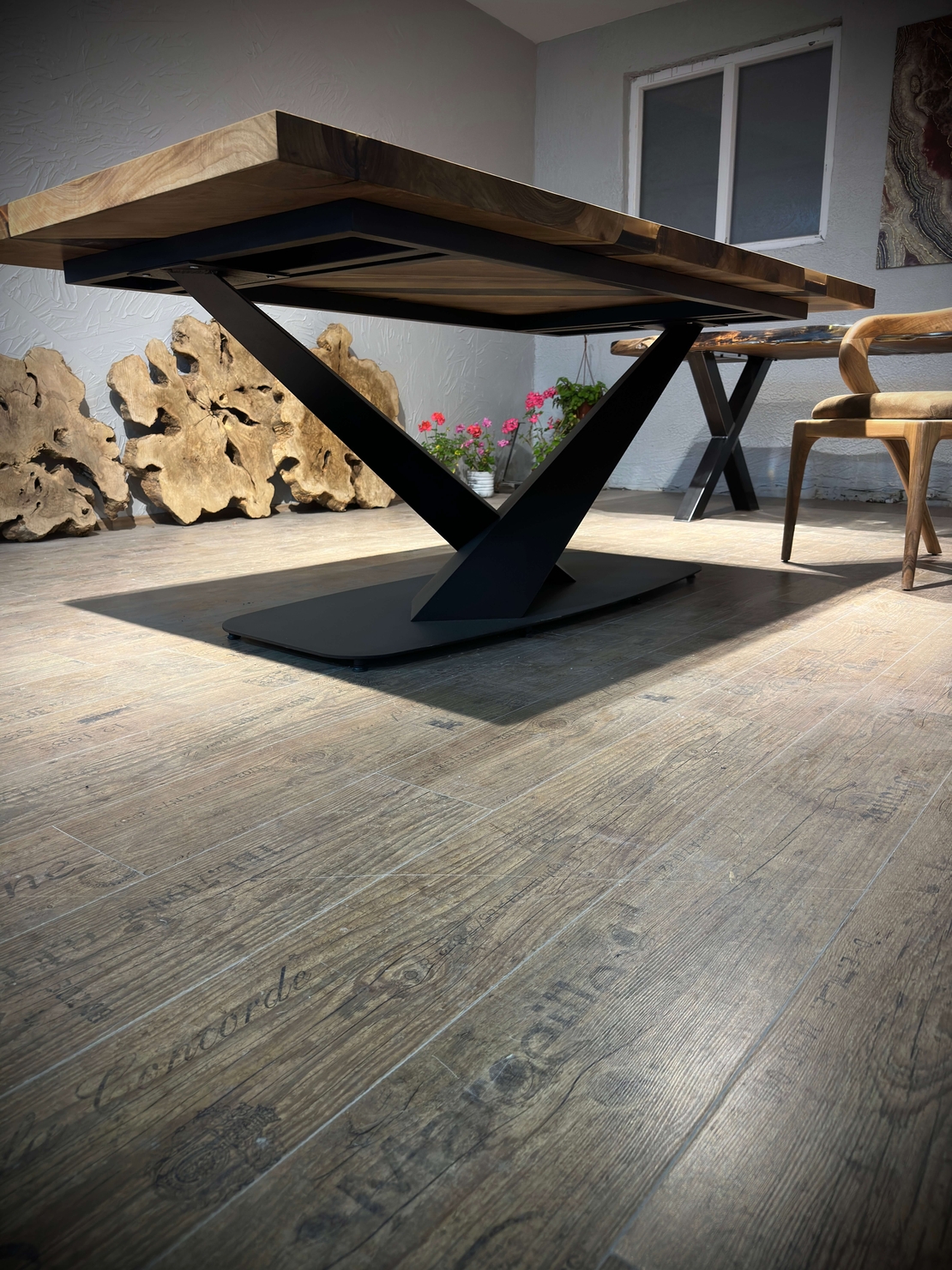 Маса от естествено дърво с черна епоксидна смола – Модерен дизайн, X-основа