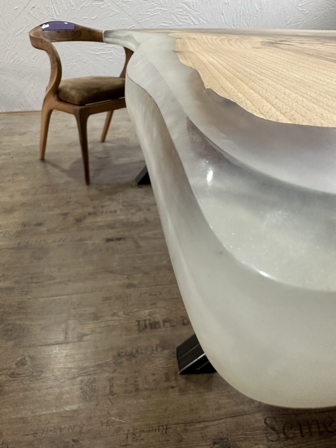 ✔ ръчно изработена епоксидна маса „Бяла Перла“ от орехово дърво