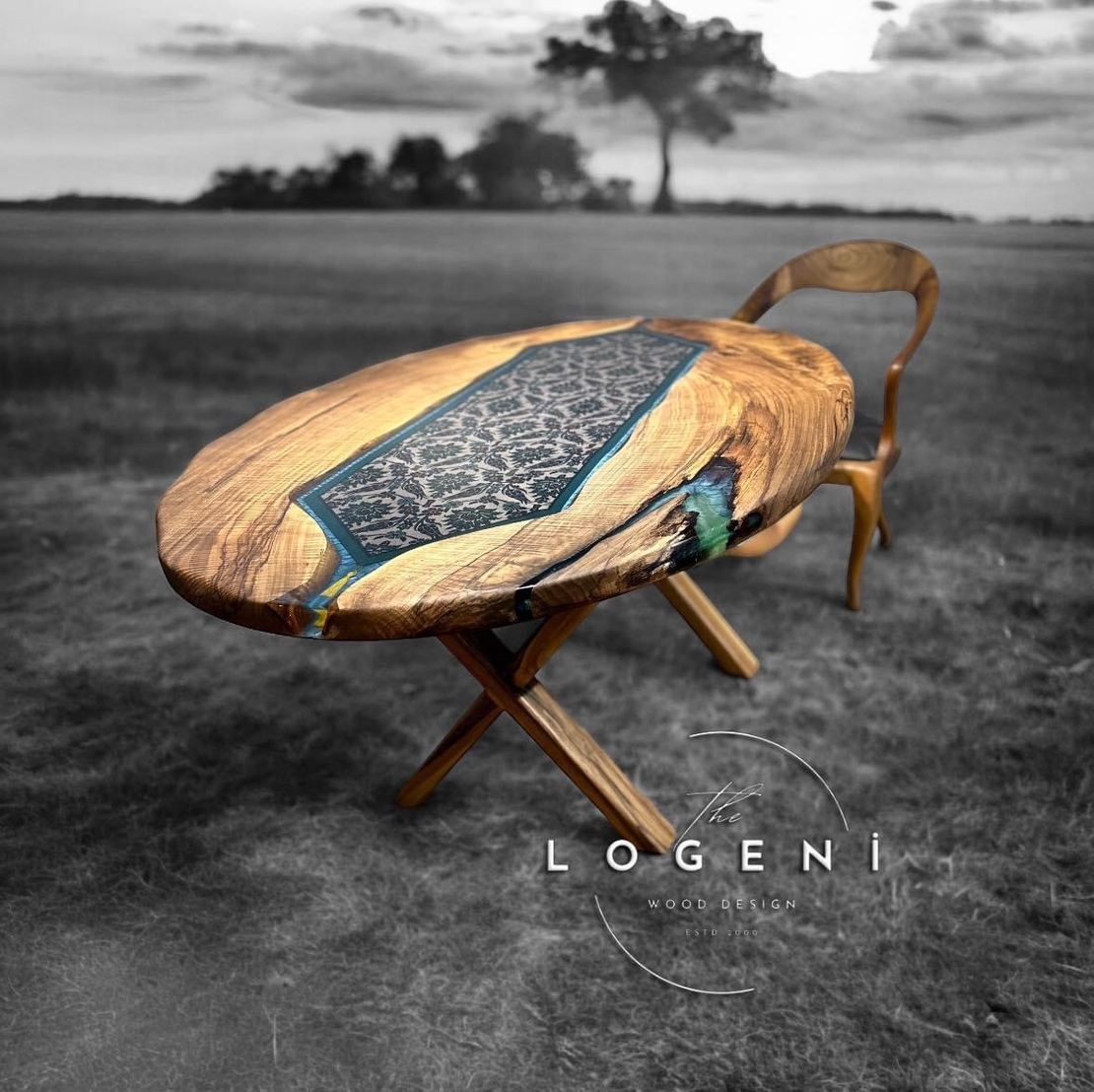 Ръчно изработена епоксидна маса с народни мотиви от плат