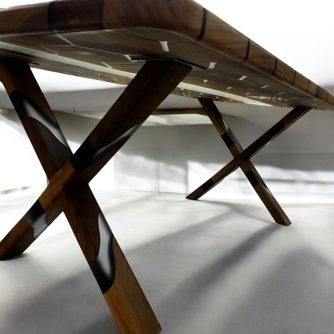 Ръчно изработена маса от масивно дърво с геометричен хексагонален дизайн и епоксидна река