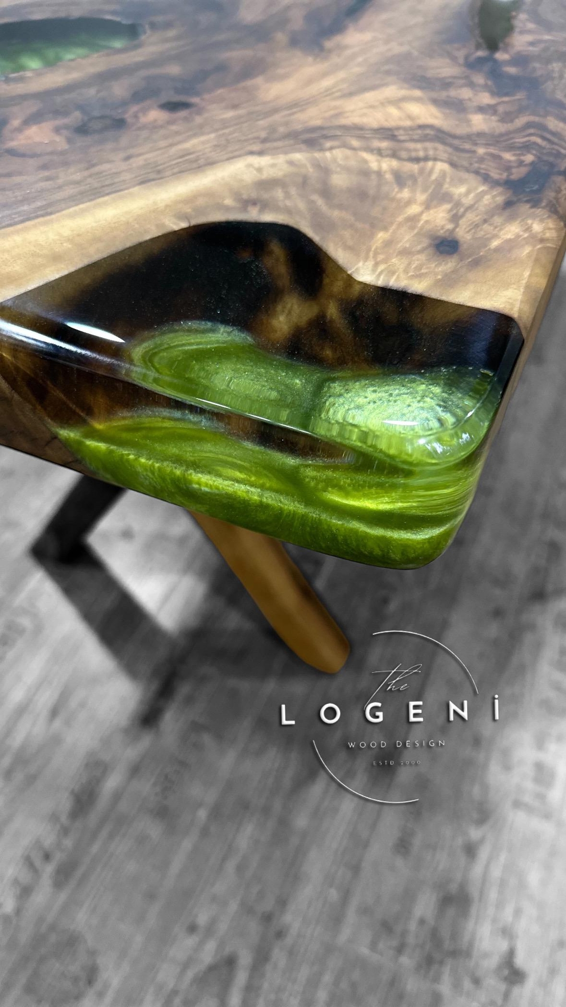 Дизайнерска маса от масивно дърво с епоксидна смола – Green River | LogeniWood