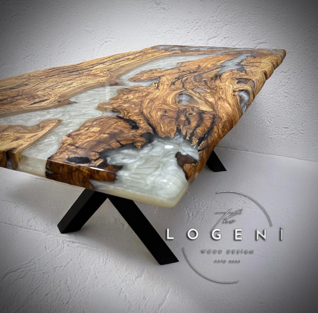 Ръчно изработена епоксидна маса от маслиново дърво