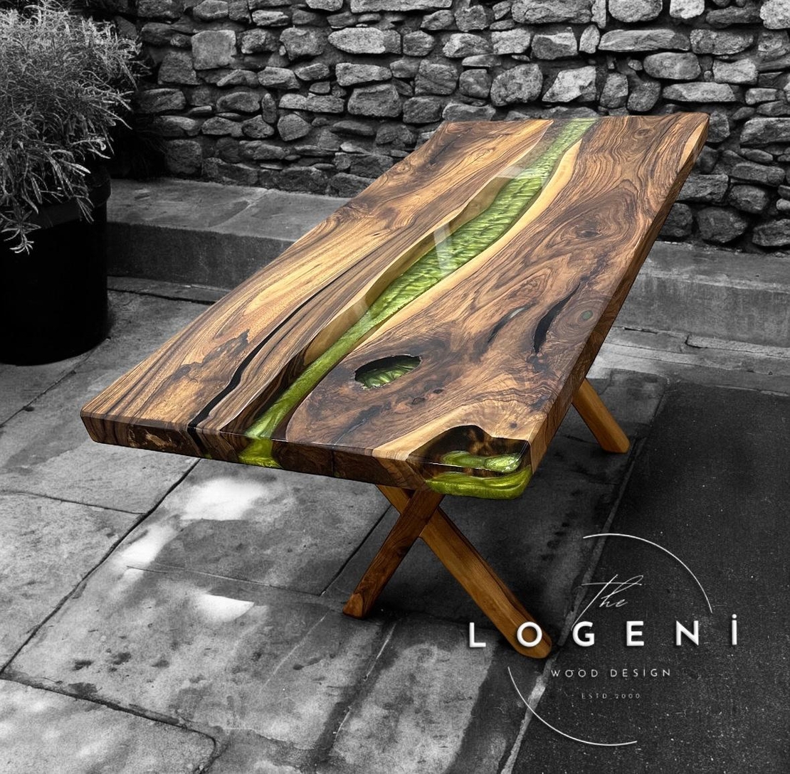 Дизайнерска маса от масивно дърво с епоксидна смола – Green River | LogeniWood