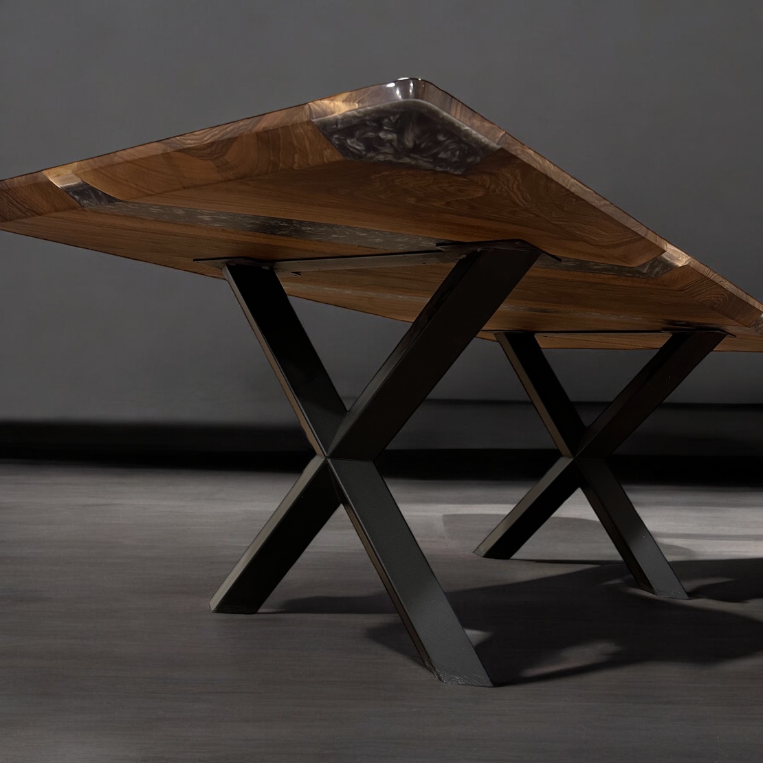 Ръчно изработена маса от масивно дърво с фюме-сребрист морски ефект и прозрачен епоксиден слой