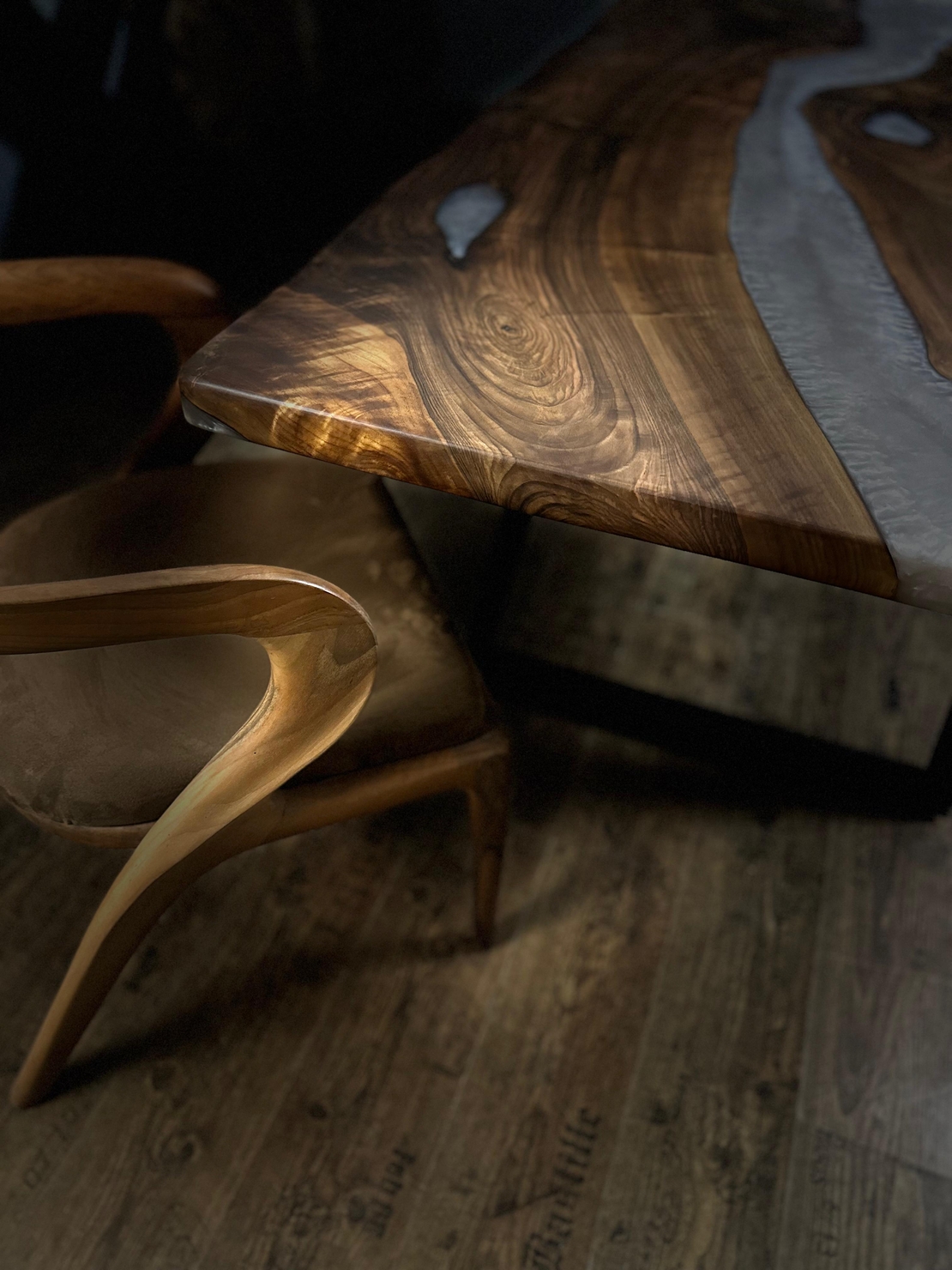 Ръчно изработена дизайнерска маса от масивно дърво и епоксидна смола